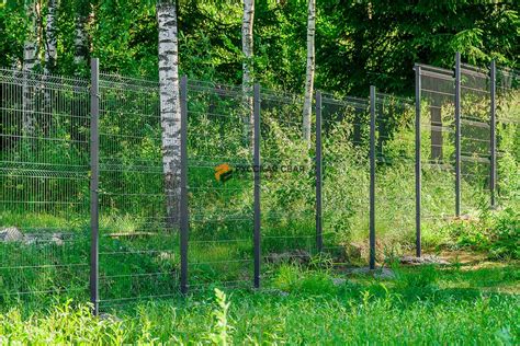 Забор на участке с уклоном: как сделать самому, особенности и принципы ...