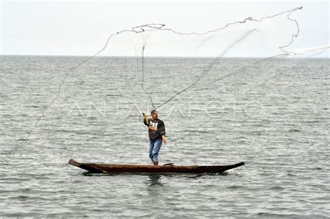 Nelayan Tradisional Di Danau Singkarak Antara Foto