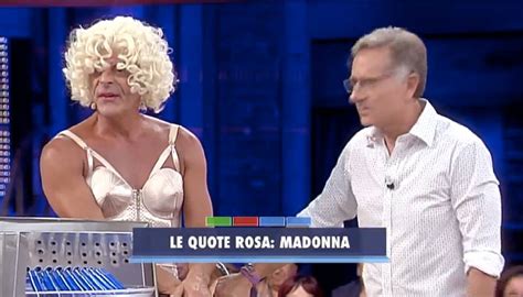 Luca Laurenti Travestito Da Madonna Ad Avanti Un Altro Bacia In Bocca