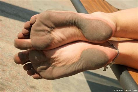 ID A Barefoot Blonde Girl Part City Feet Photos