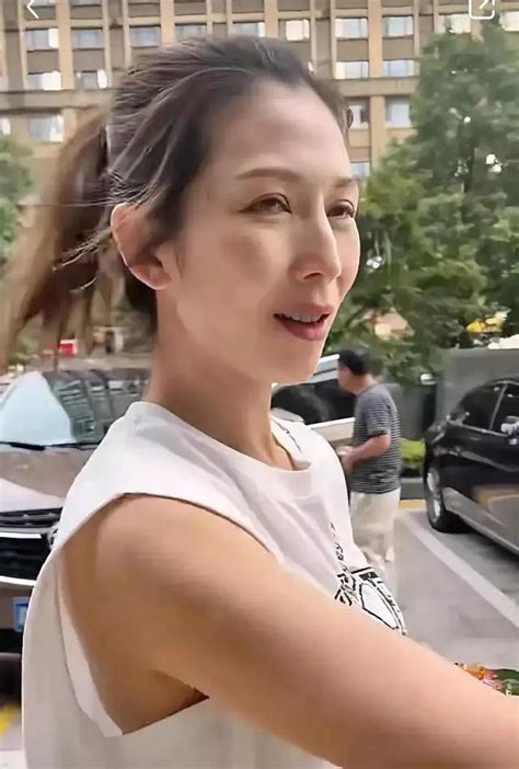 蔡少芬，如今已經49歲了。她的素顏照曝光後，讓人們驚嘆不已。 每日頭條