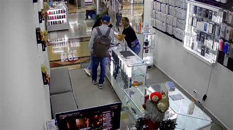 En video quedó registrado el robo de un celular en un centro comercial