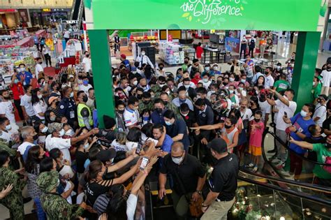 People Swarm The Pacman In Qc Mall Abs Cbn News