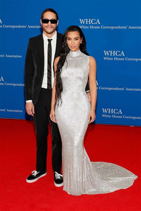 Kim Kardashian Y Pete Davidson Hicieron Su Debut De Pareja En La