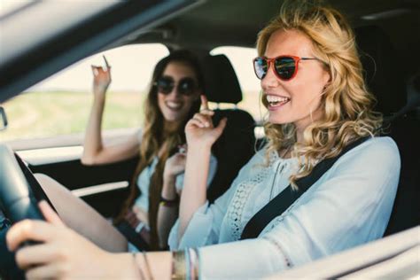 Rijden In Een Motorvoertuig Afbeeldingen Beelden En Stockfotos Istock