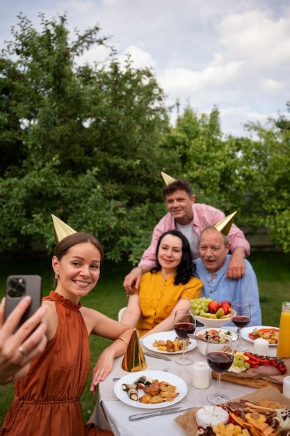 Gente Celebrando Una Fiesta De Cumplea Os Al Aire Libre En El Jard N