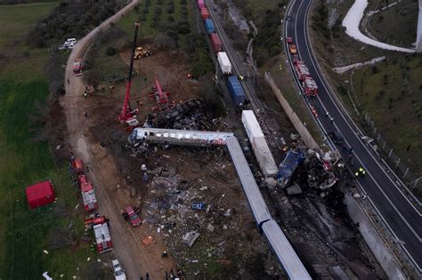 Un Choque De Dos Trenes En Grecia Deja Al Menos Muertos Y Un