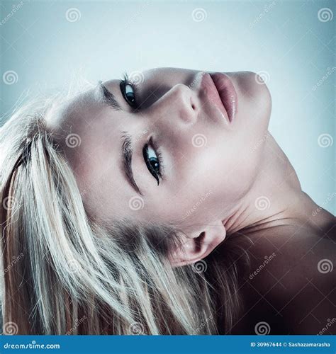 Portrait Sensuel De Jeune Belle Mode Blonde De Femme Photo Stock Image Du Caucasien Exprimer