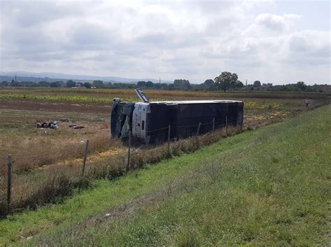 Prevrnuo Se Autobus Kod Leskovca Jedna Osoba Poginula Vi E Od