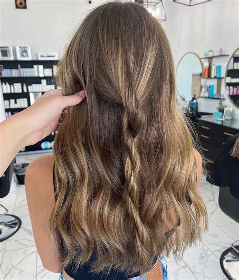 Guide to maintaining the vibrancy of honey blonde highlights for black hair 18