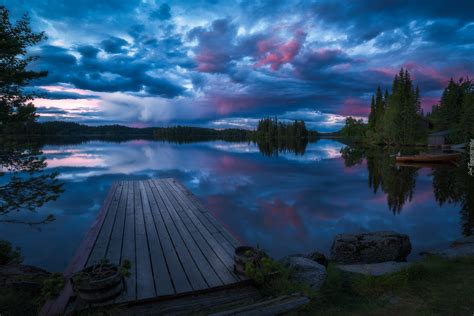 Pomost Na Jeziorze W Norweskiej Gminie Ringerike O Zmierzchu