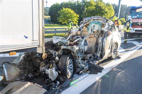 Unfall auf A9 BMW kracht unter Sattelzug Fahrer stirbt in völlig