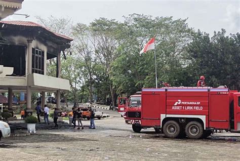 Armada Dikerahkan Lantai Ii Gedung Dprd Inhu Terbakar Genpi Co Riau