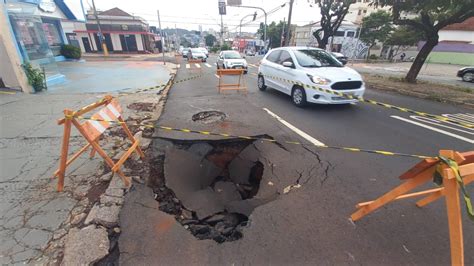 Buraco da avenida Independência que voltou a abrir após chuva segue sem