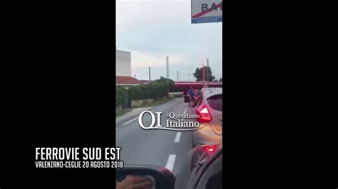 Treno Delle Sud Est Passa Con Le Sbarre Del Passaggio A Livello Aperte