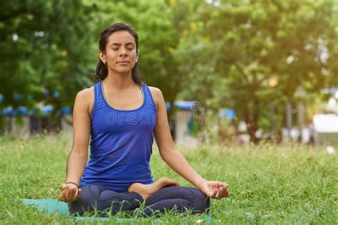 Mujer Joven Que Respira En Actitud De La Yoga Imagen De Archivo