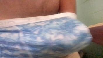 Tesão logo cedo direito a gozada pela cueca XVIDEOS