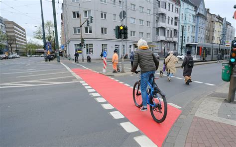 Radwege Düsseldorf Verkehrsknoten Farbgebung Furten Rot