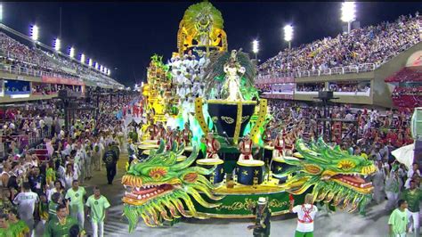 Vídeo Veja os melhores momentos dos desfiles das escolas de samba do