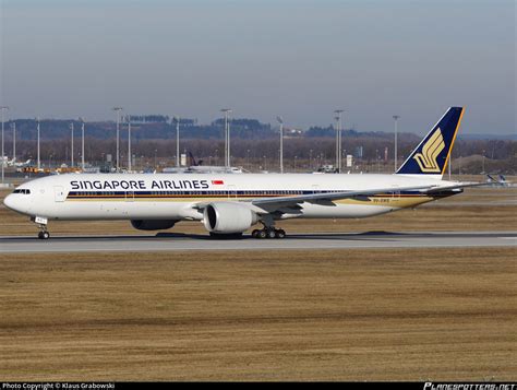 V Sws Singapore Airlines Boeing Er Photo By Klaus Grabowski