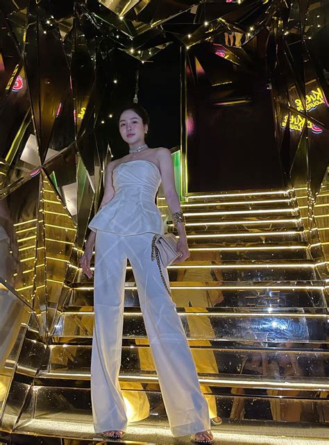 Hot girl thị phi Trâm Anh mượn cớ cổ vũ đội tuyển để quảng cáo cá độ Báo Dân trí