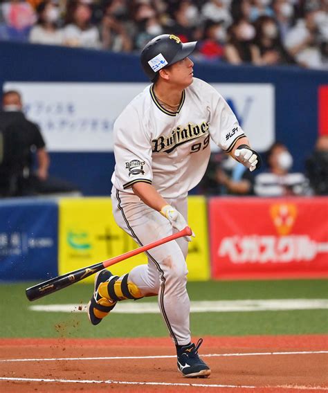 【オリックス】ラオウ杉本裕太郎が先制8号3ラン ナイン総出で出迎える中、昇天ポーズ決める プロ野球写真ニュース 日刊スポーツ