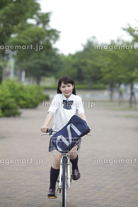 新緑の中の自転車に乗る女子高生の写真素材 9971822 イメージマート