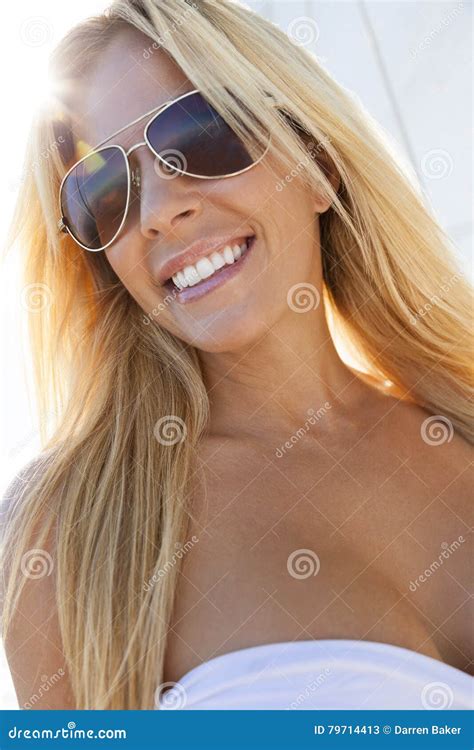 Belle Femme Blonde Dans La Robe Et Des Lunettes De Soleil Blanches Image Stock Image Du
