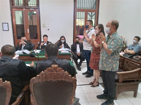 Terdakwa Ani Liem Diseret Di Pengadilan Negeri Surabaya Kelas A