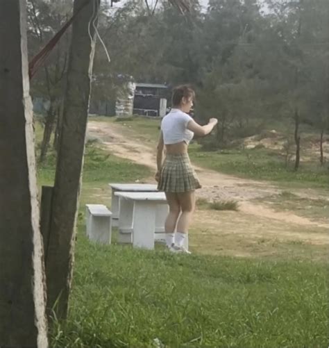 Hot Tiktoker Lê Bống tung ảnh vòng eo con kiến bỏng mắt sau khi bị CĐM soi thân hình ngồn ngộn