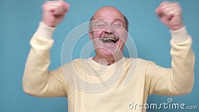 Femme âgée Excitée Dansant Avec Un Mari Mature Et Aimant Dans La Cuisine Vieux Couple Marié En