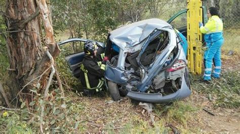 Macchiareddu Auto Vola Fuori Strada Ragazzo Estratto Dalle Lamiere