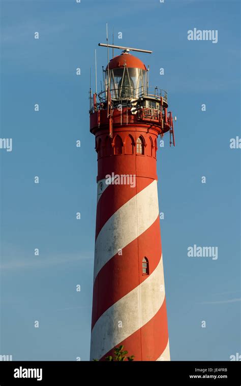 Rot weißer Leuchtturm in der Abendsonne Stock Photo Alamy