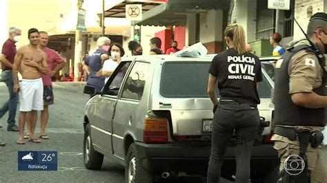 Dois Homens São Assassinados A Tiros No Meio Da Rua Dentro De Um Carro