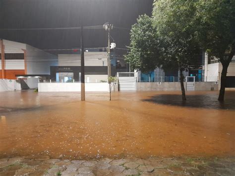 FOTOS Fortes chuvas causam alagamentos e estragos em Chapecó