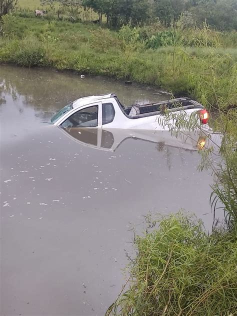 Carro sai da pista e capota em açude em Paverama Folha Popular