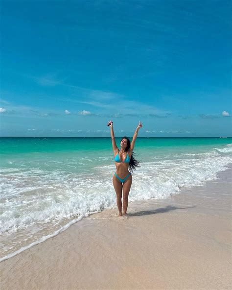 Kim Kardashian Sizzles In Sizzling Bikini Pics