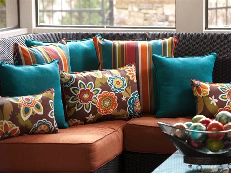 Brown Couch What Color Throw Pillows at Richard Gearhart blog