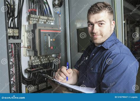 Retrato De Um Eletricista Em Uma Sala Imagem De Stock Imagem De