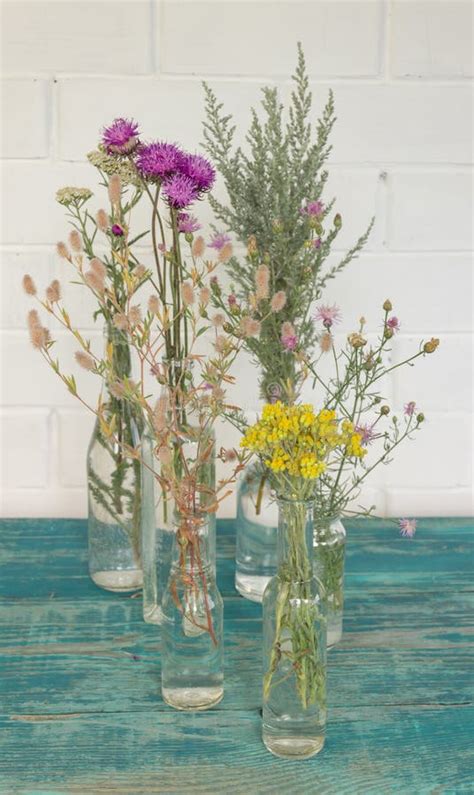 Schöner Strauß Von Wildflowers in Einer Vielzahl Von Flaschen Auf Einem