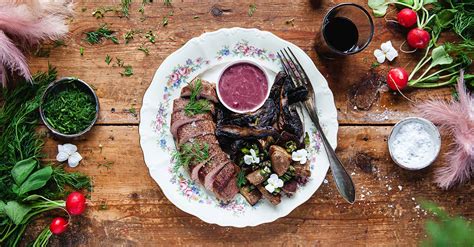 Lammrostbiff med råstekt potatis och gräddig rödvinssås folk o folk