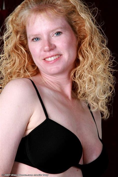 Mature Naked MILF Fondles Flexible Feet Sucks Long Painted Toes Porn Pictures XXX Photos Sex