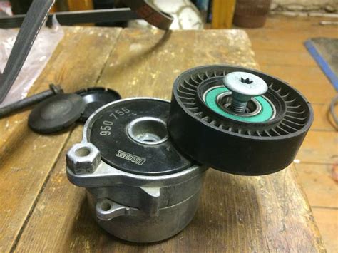 Как поменять ролик натяжителя ремня генератора