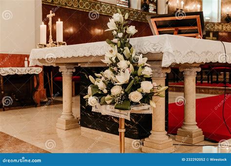 Arranjo Floral Para Cerim Nia De Casamento Em Frente Ao Altar Da Igreja