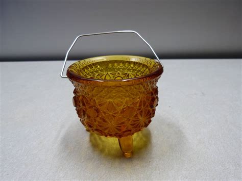 Lot 290 Vintage Small LE Smith Amber Glass Daisy And Button Small