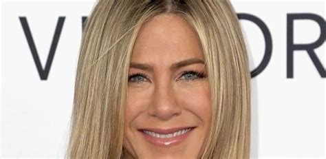 Democrático e versátil batom nude segue como o neutro queridinho no verão Batom nude