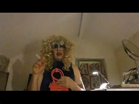 Sissy Smoking Slut Sarah Millward Quiere Ser Una Milf Sexy Pero En Realidad Es Una Puta