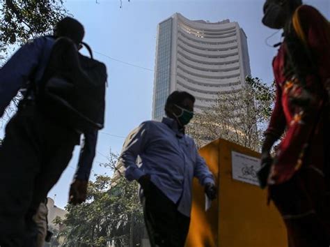 Sensex Nifty Recoup Losses End Flat Auto Stocks Dip Pb Fintech Gains 8 News On Markets