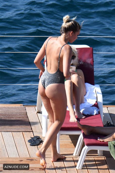 Ema Kovac Sexy Seen With Friends In One Piece Bikini In Ischia AZNude