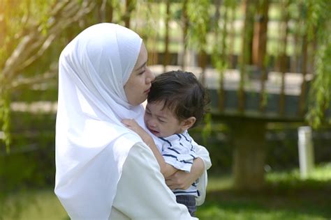 ibu melayu  anak menangis  taman foto stok  gambar